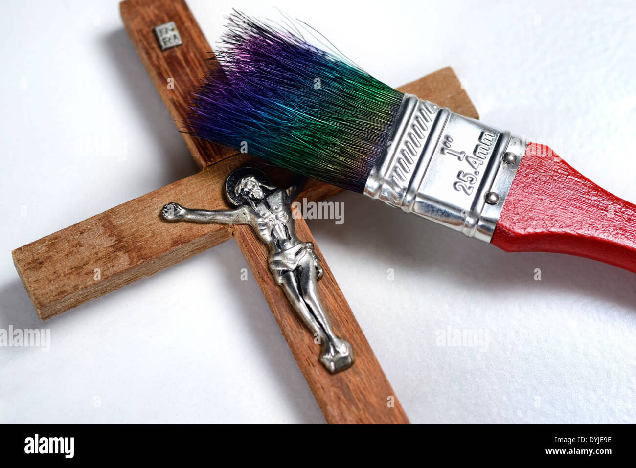 Kreuz mit Pinsel, neuer Anstrich für die Kirche Stock Photo