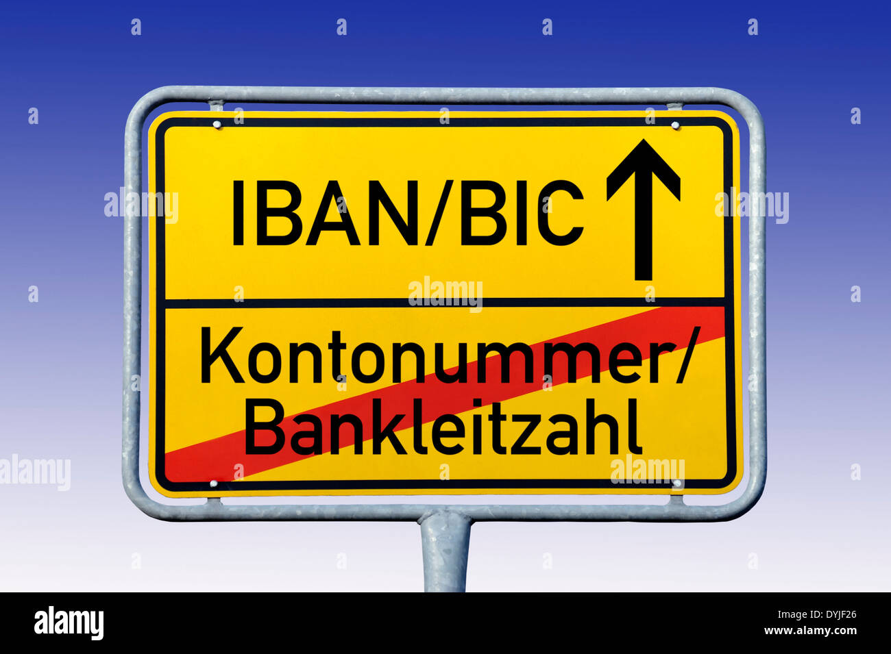Ortsschild mit Aufschrift IBAN/BIC und Kontonummer/Bankleitzahl Stock Photo