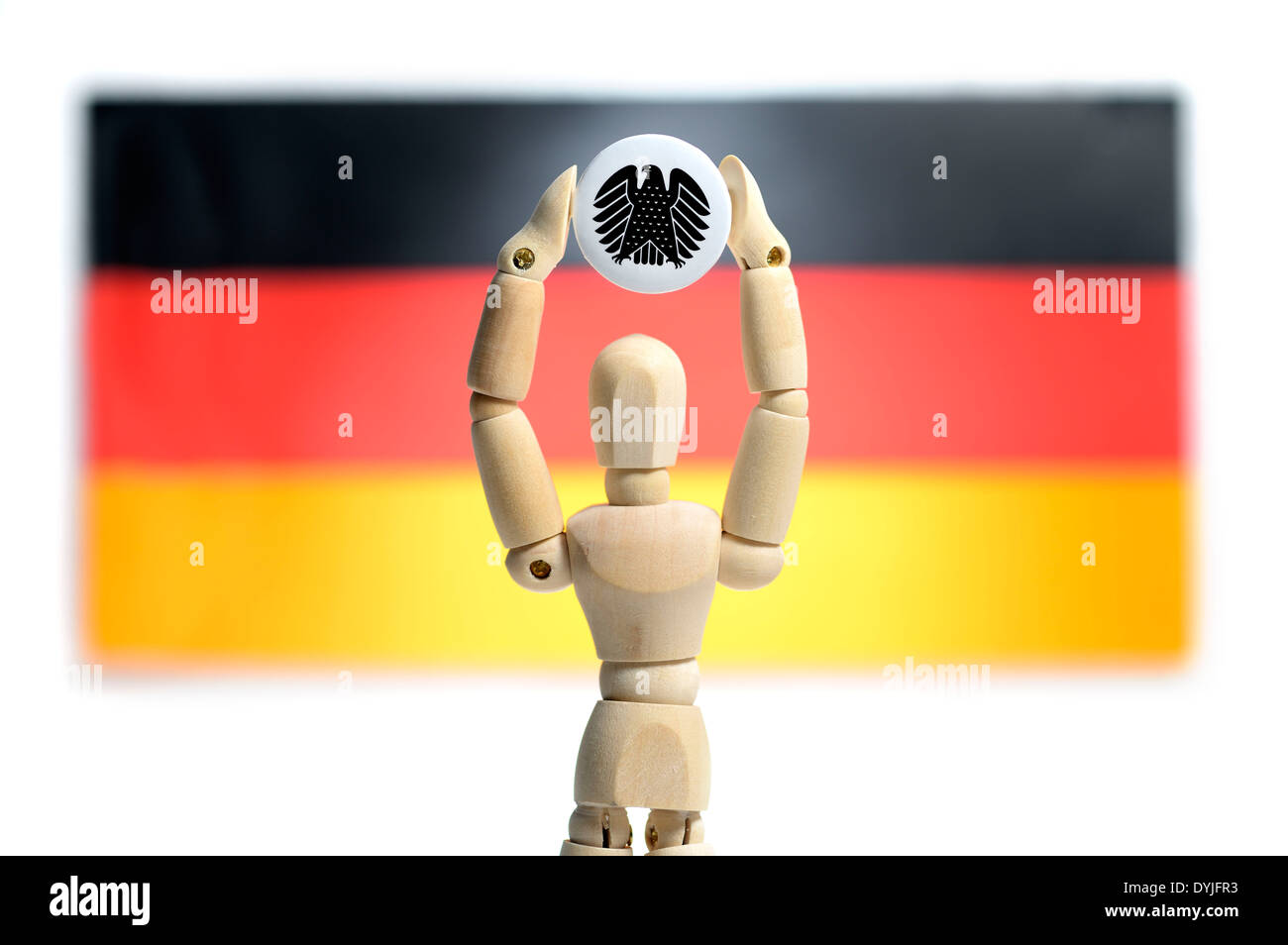 Holzfigur hält Deutschen Bundesadler in die Höhe, Symbolfoto Volksentscheid Stock Photo