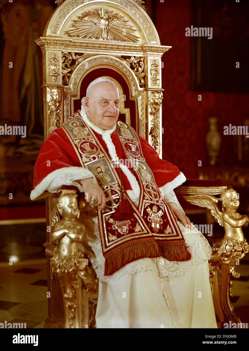 Bronze statue of Pope John XXIII, above the door of the Seminario Vescovile  Giovanni XXIII Roman Catholic religious seminary, Citta Alta, Bergamo,  Italy Stock Photo - Alamy