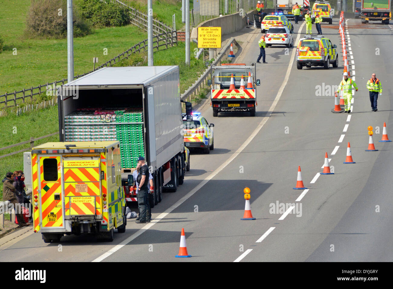 Highway maintenance crews & traffic officers move cones to reopen part of M25 after 2 incidents now on the hard shoulder Stock Photo