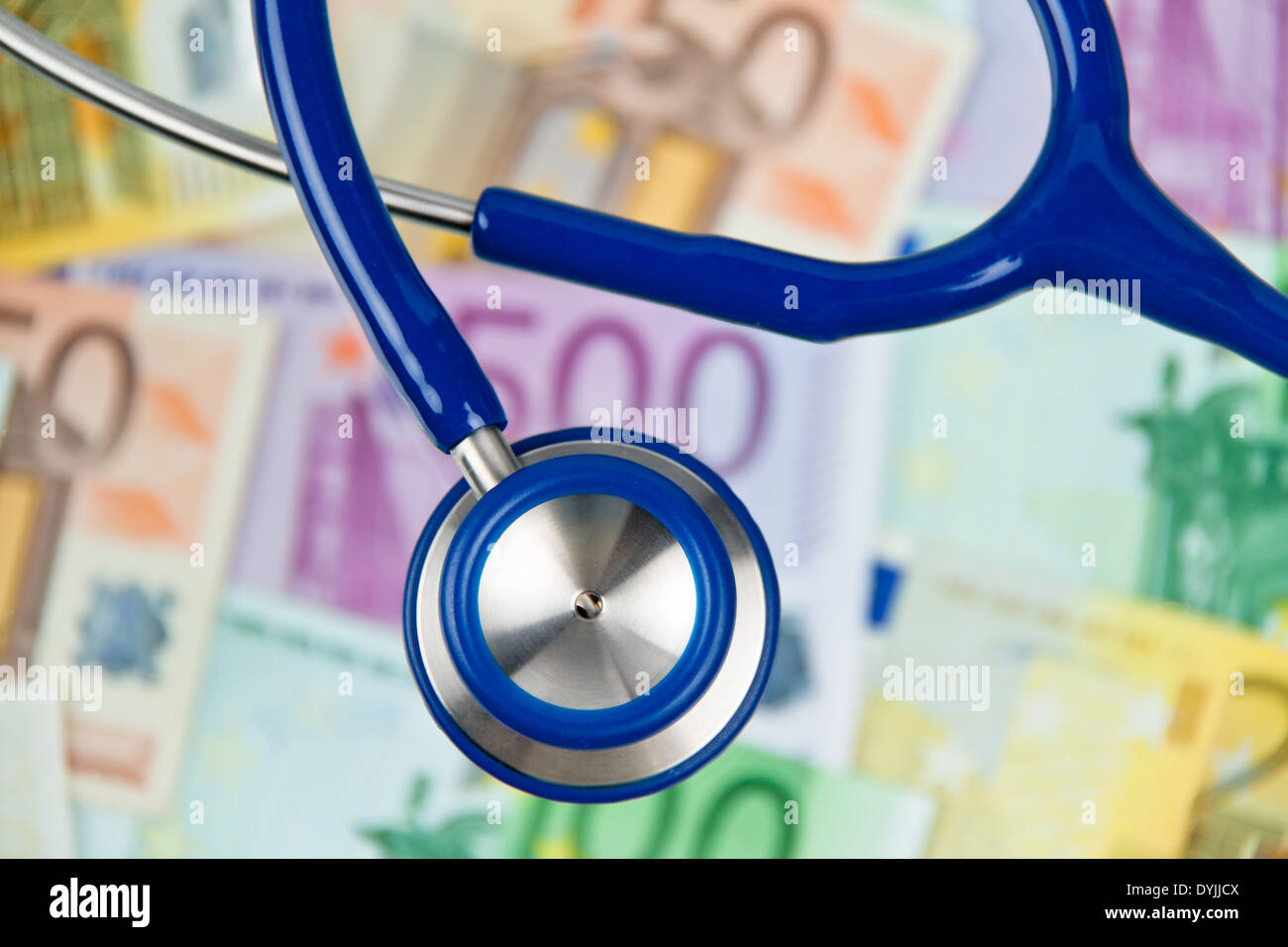 Many Euro bank notes with a stethoscope. Health costs., Viele Eurogeldscheine mit einem Stethoskop. Kosten Gesundheit Stock Photo