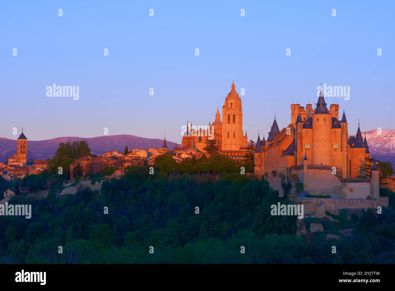 Alcazar, Cathedral, Segovia, Alcazar fortress and Cathedral at Sunset, Castilla-León, Spain. Alcazar von Segovia ist eine Burg i Stock Photo