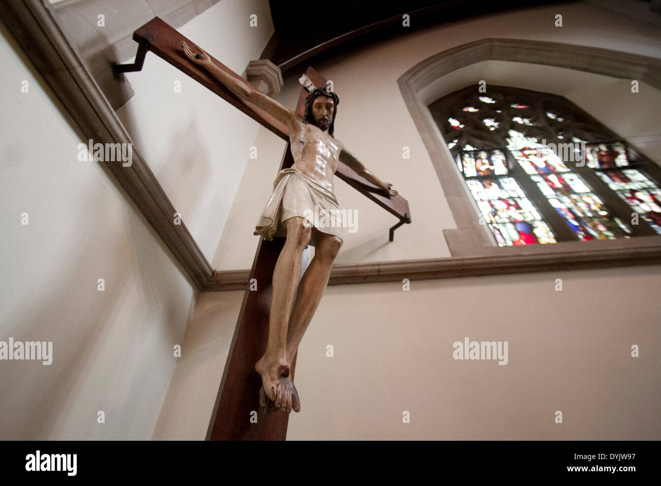 Wimbledon London, UK. 20th April 2014. A large faithful congregation attends mass on Easter Sunday at the Sacred Heart Catholic Church in Wimbledon Stock Photo