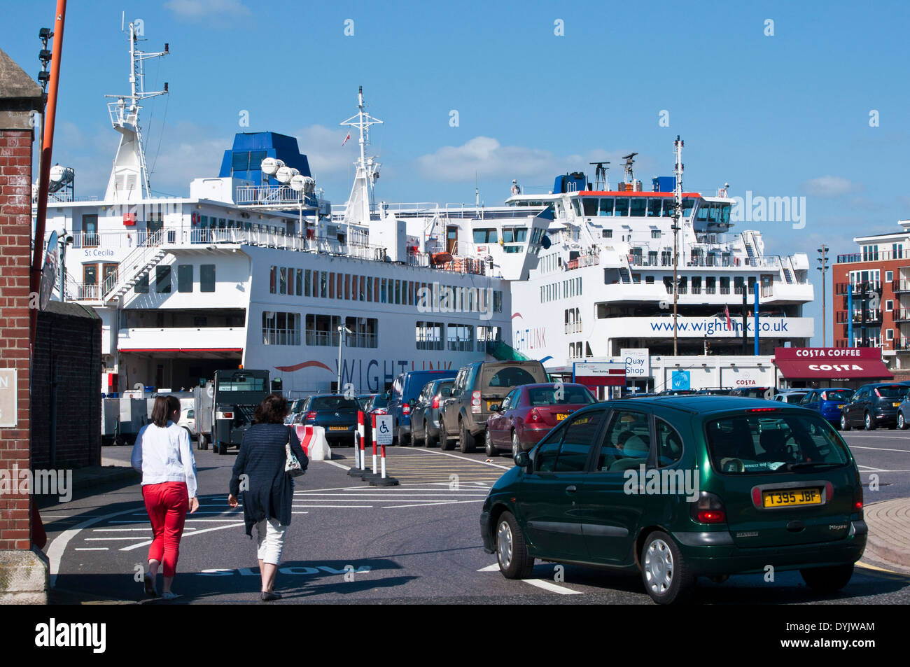 wightlink-isle-of-wight-car-ferry-terminal-portsmouth-stock-photo