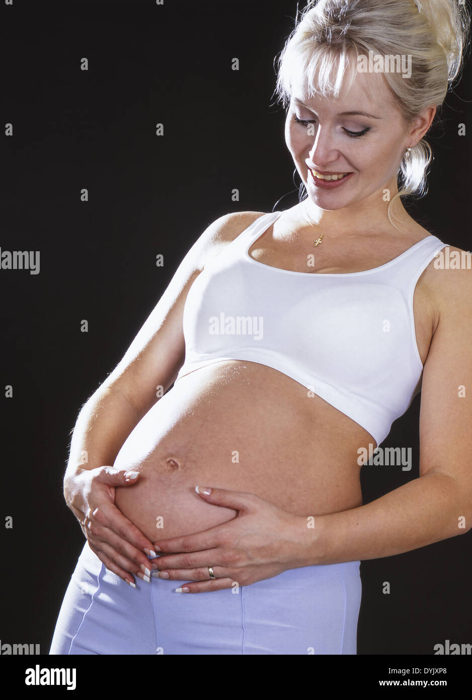 Schwangere MILF zeigt ihren Bauch Schwangere MILF zeigt ihren Bauch
