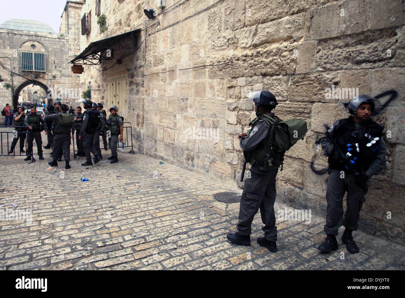 Jerusalem, Jerusalem, Palestinian Territory. 20th Apr, 2014. Israeli policemen stand guard as they prevent Palestinians from access to the Al-Aqsa mosque compound in Jerusalem's Old City, April 20, 2014. Dozens of Palestinian worshipers were wounded and 25 were detained after clashes broke outside the Al-Aqsa compound when Israeli police denied hundreds of worshippers access to the compound during the visit of Likud member of Knesset Moshe Feiglin © Saeed Qaq/APA Images/ZUMAPRESS.com/Alamy Live News Stock Photo