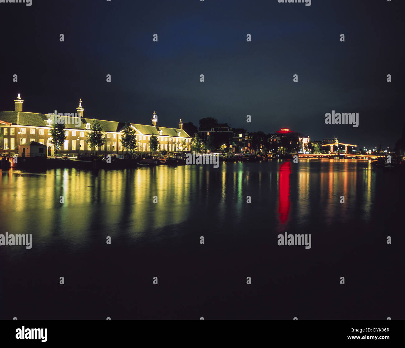 Amsterdam bei Nacht, Lichter spiegeln sich in der Amstel, Holland Stock Photo