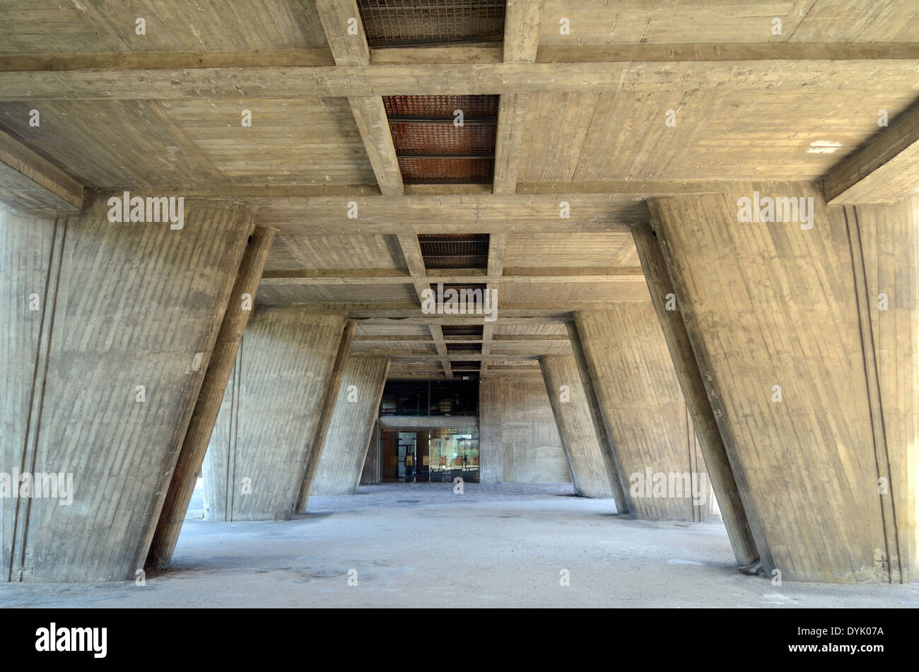 https://c8.alamy.com/comp/DYK07A/pilotis-or-concrete-columns-of-the-cit-radieuse-or-unit-dhabitation-DYK07A.jpg