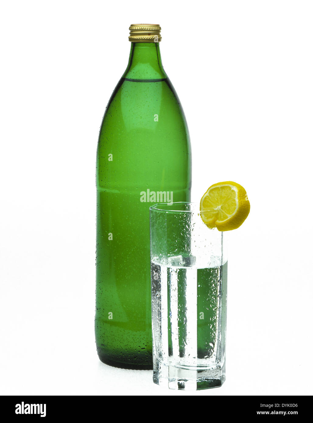 Wasserglas mit Zitrone und Wasserflasche Water glass with lemon and water bottle Water Mineral Water Soft Drink Water Bottle Stock Photo