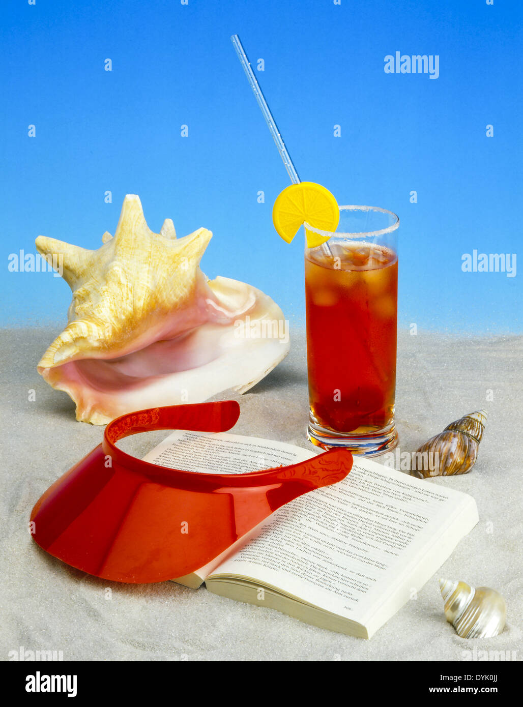 Urlaubsutensilien am Strand Sommerurlaub Holiday utensils at the beach summer vacation Beach Seashell Shell Shells Drink Stock Photo