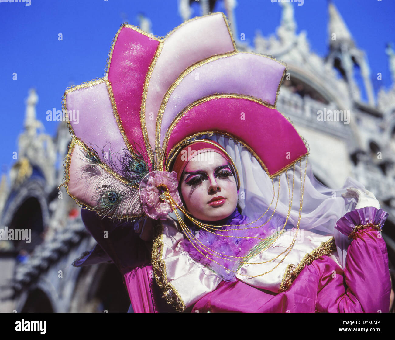 Adorabile bambina con il carnevale veneziano maschera isolata su sfondo  bianco Foto stock - Alamy