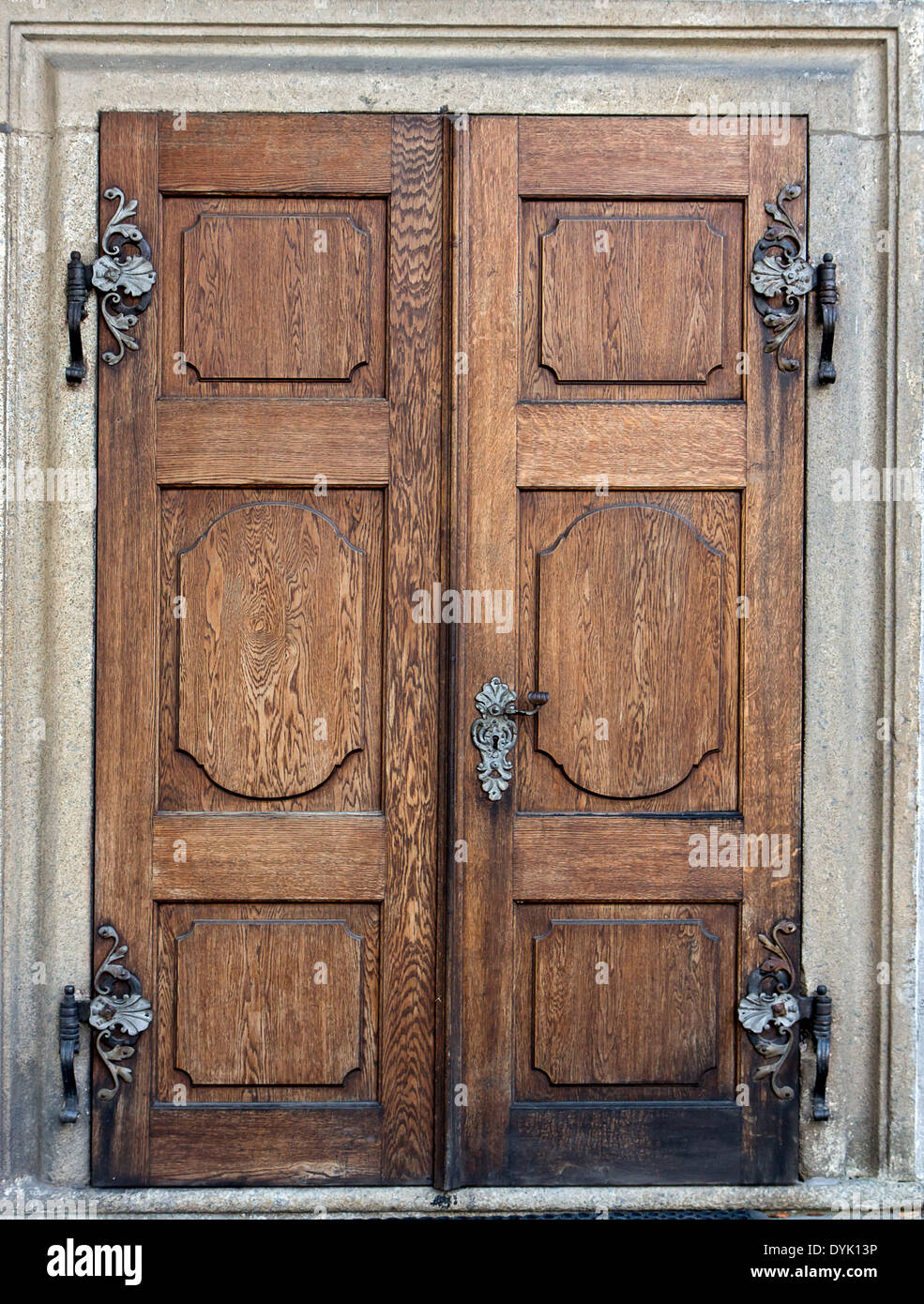 Old oak wooden doors hi-res stock photography and images - Alamy