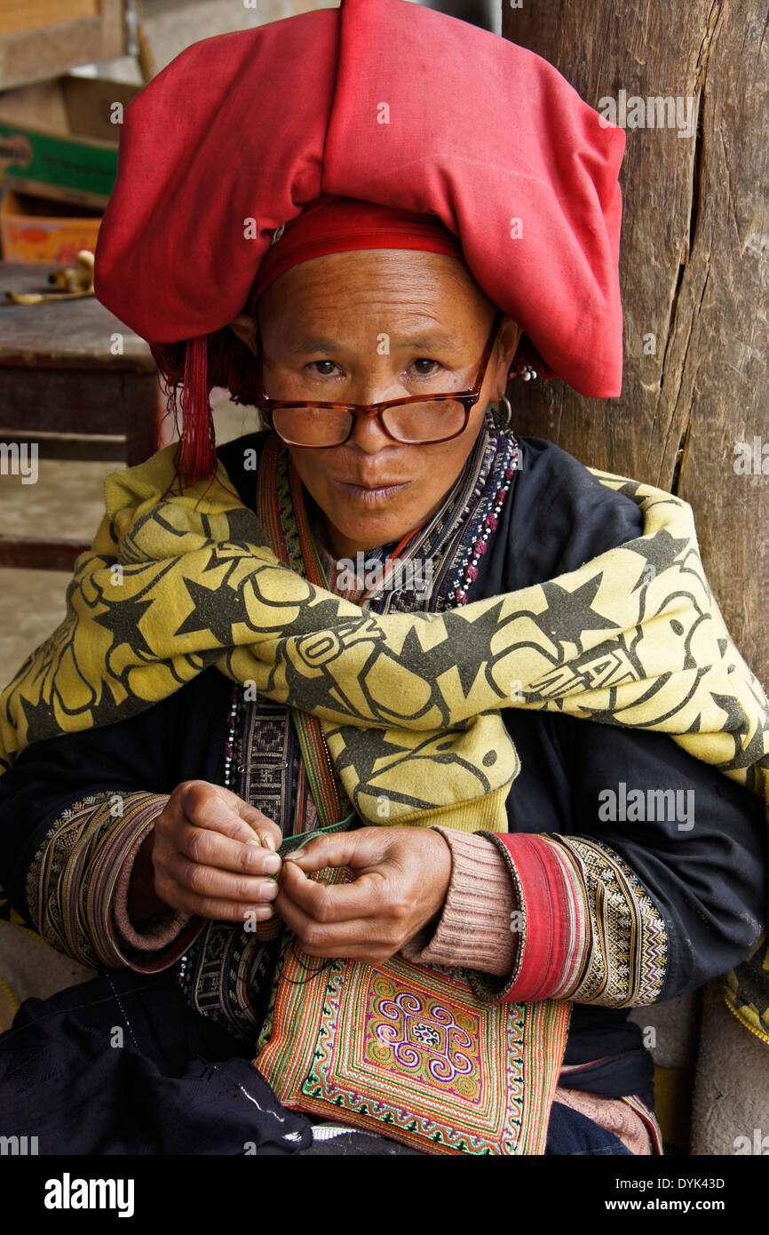Red Dao woman embroidering, Ta Phin village, Sapa (Sa Pa), North Vietnam Stock Photo
