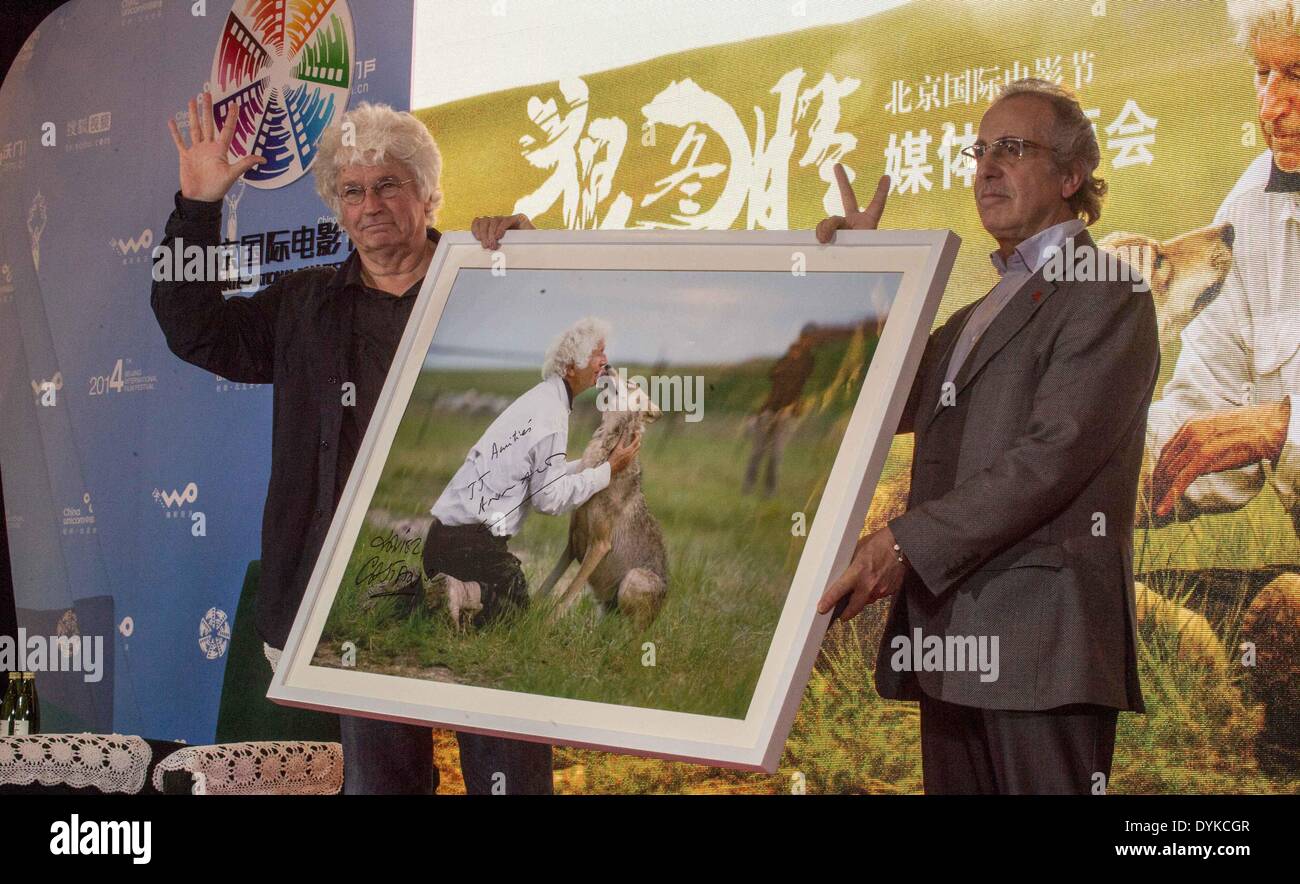 Beijing, China. 21st Apr, 2014. Jean-Jacques Annaud (L), director of the movie of Wolf Totem, reveals a poster, during a press meeting in Beijing, capital of China, April 21, 2014. © Zhang Yu/Xinhua/Alamy Live News Stock Photo