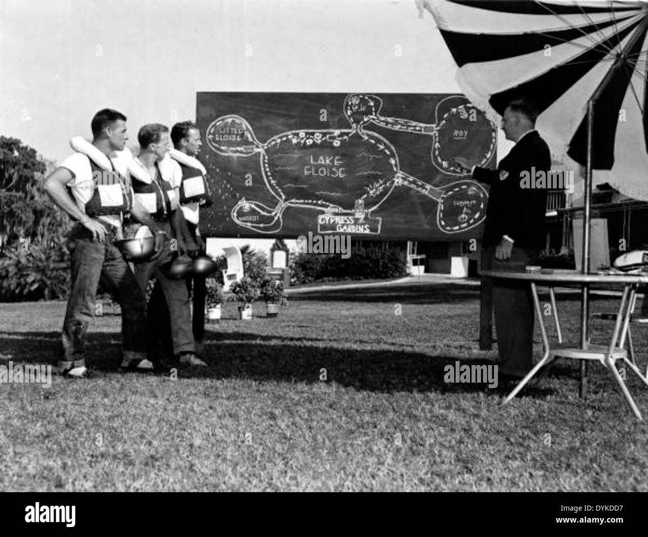 Men looking at a boat race map - Cypress Gardens Stock Photo