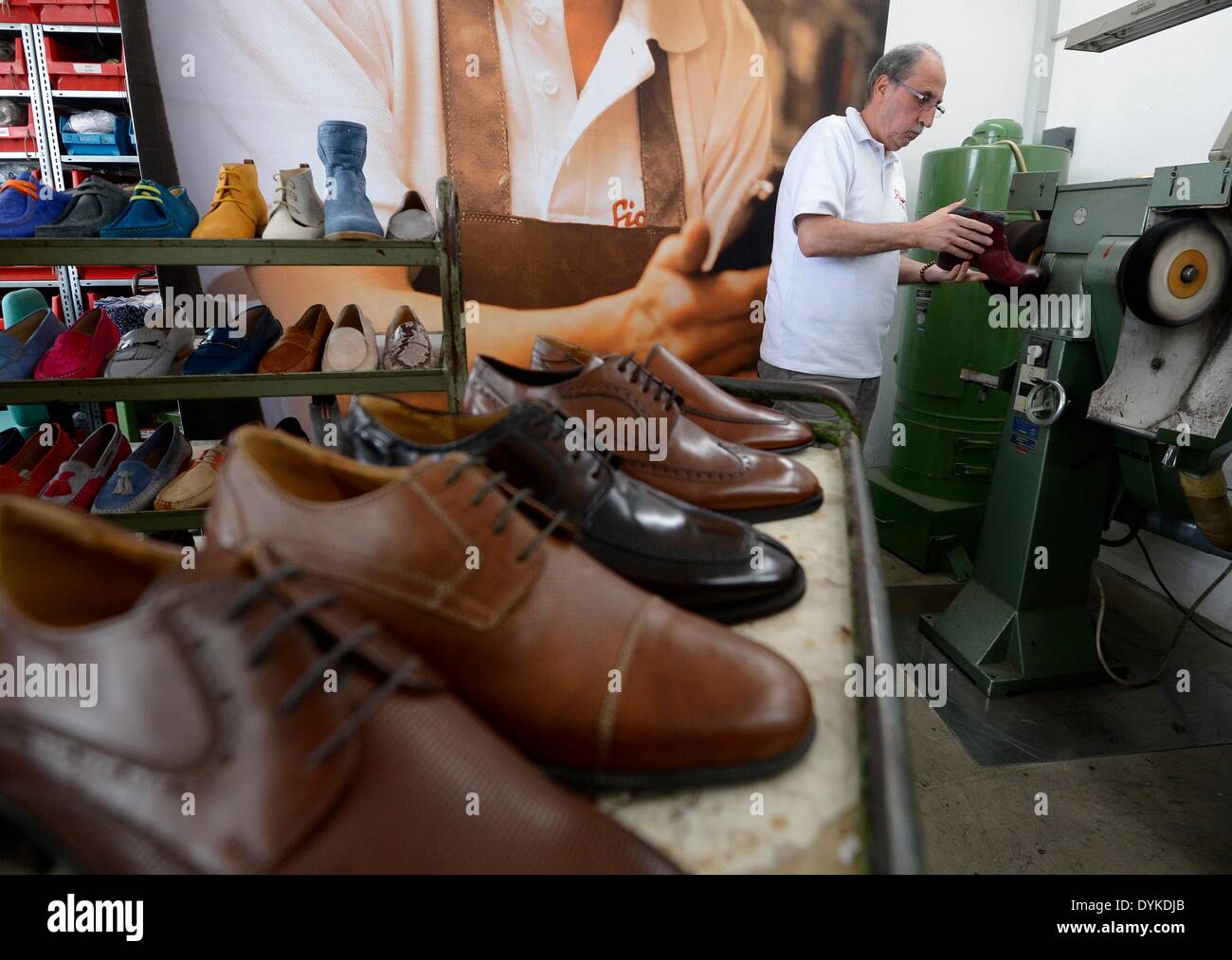 Walheim, Germany. 15th Apr, 2014. An employee of the German shoe ...