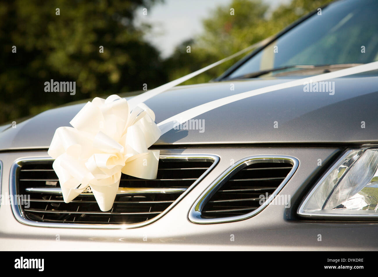Silver wedding car with ribbons Stock Photo - Alamy