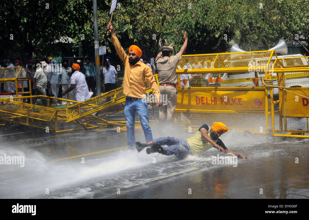 New Delhi, India. 21st April 2014. Indian Sikh protesters face water canons during a protest against Congress party leader and former chief minister of Punjab state Amarinder Singh for his recent remarks on the country's 1984 anti-Sikh riots in New Delhi, India, April 21, 2014. Singh in a recent television interview said party leader Jagdish Tytler, one of the accused, had no role in the 1984 riots that killed more than 3,000 Sikhs. Credit:  Xinhua/Alamy Live News Stock Photo