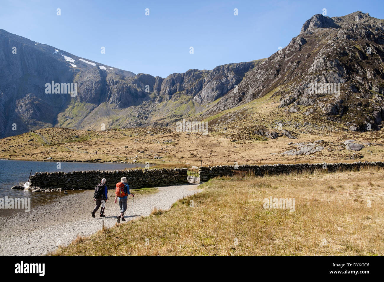 Two walkers in Cwm Idwal with view to Devil's Kitchen in Glyderau mountains of Snowdonia National Park (Eryri) Ogwen North Wales UK Stock Photo