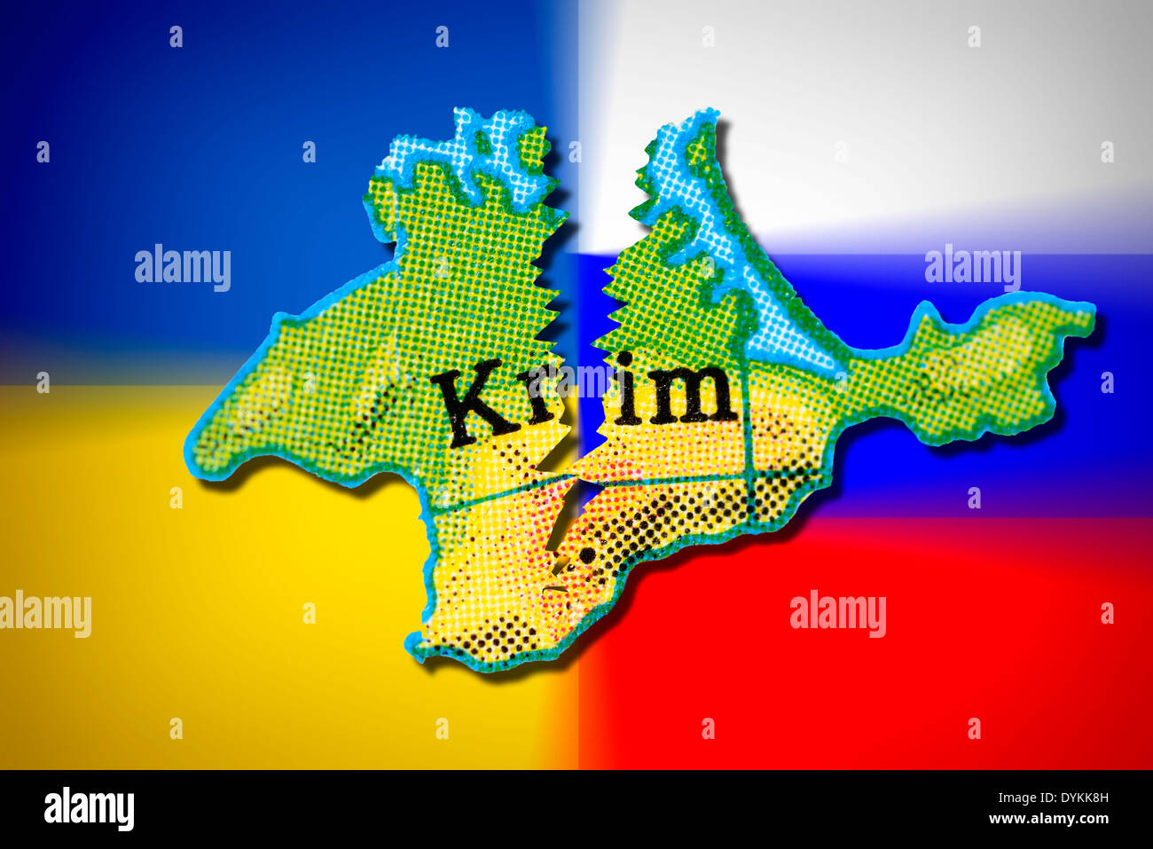Karte der Krim vor den Fahnen von Ukraine und Russland, Krim-Krise Stock Photo