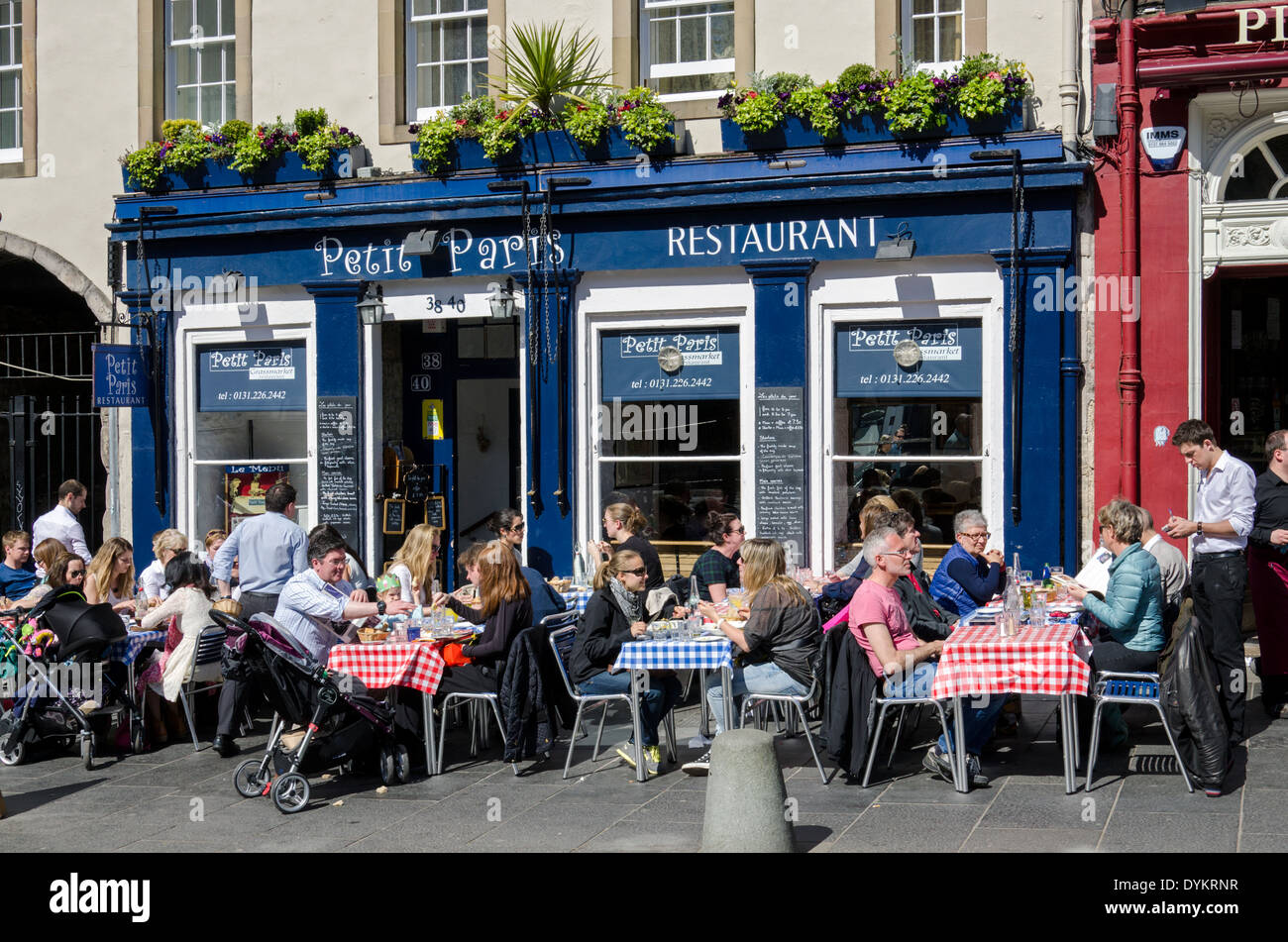 Diners eating outside the 'Petit Paris' French restaurant in the Grassmarket, Edinburgh. Stock Photo