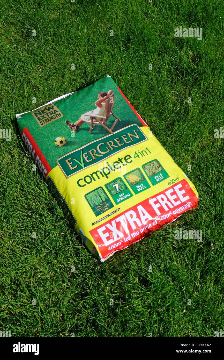 Scotts Evergreen Complete 4 in 1 Granulated Lawn Weed, Feed and Mosskiller on a Lawn Stock Photo