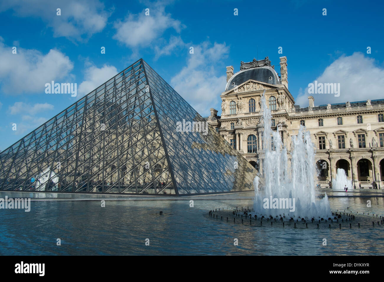 The fountain and pyramid outside the Louvre art gallery in Paris Stock Photo 68665067 Alamy