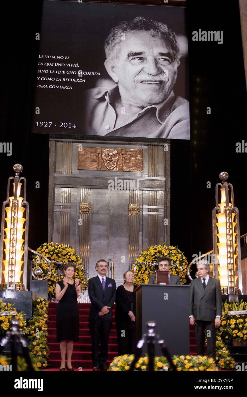 Mexico City, Mexico. 21st Apr, 2014. Rafael Tovar y de Teresa (R), president of the National Council for Culture and Arts (Conaculta, for its acronym in Spanish), stands next to the urn with the remains of late Colombian writer Gabriel Garcia Marquez, along with Mercedes Barcha (C), widow of Garcia Marquez, and their sons Rodrigo Garcia Barcha (2nd R) and Gonzalo Garcia Barcha (2nd L) during a homage at the Palace of Fine Arts, in Mexico City, capital of Mexico, on April 21, 2014. Credit:  Pedro Mera/Xinhua/Alamy Live News Stock Photo