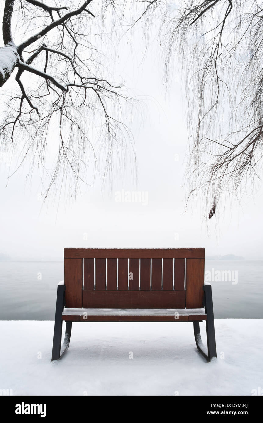 Empty bench hi-res stock photography and images - Alamy