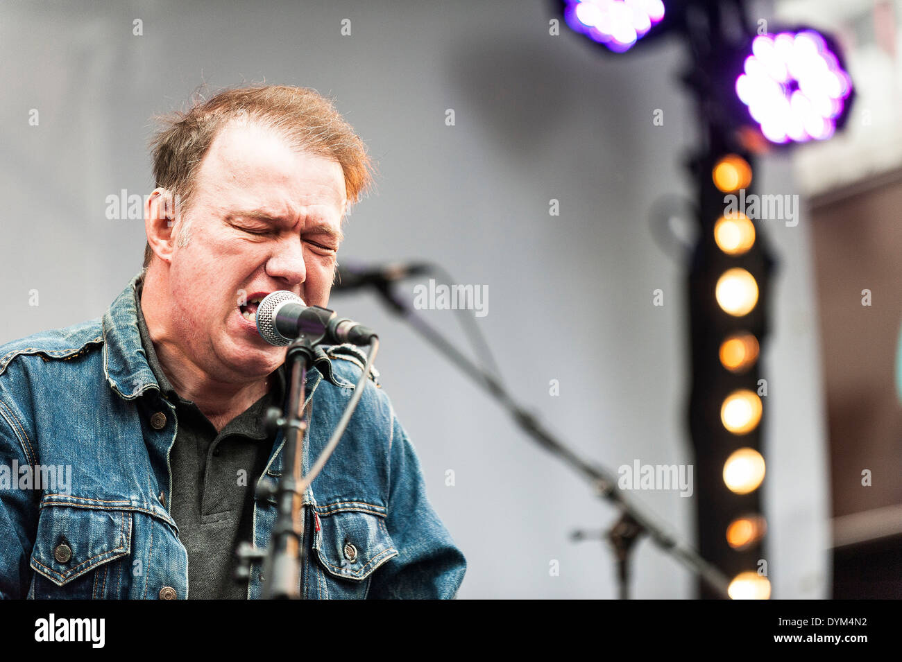 Edwyn Collins performing an acoustic set at the Berwick Street Record Day concert in London. Stock Photo