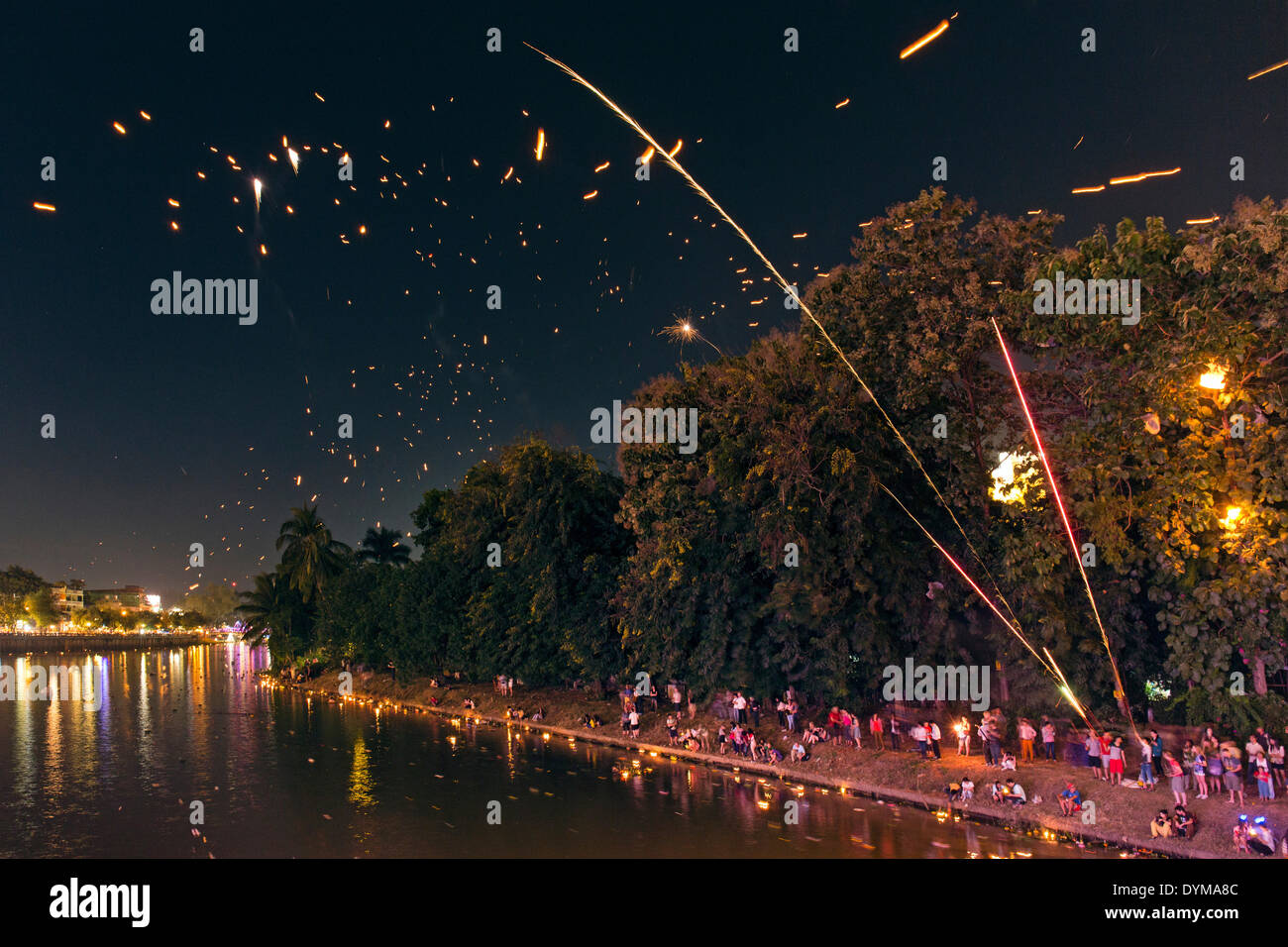 People on the banks of Maenam Ping, Khoom Loy, Kong Ming lanterns, Loi Krathong Festival of Lights, Chiang Mai Stock Photo