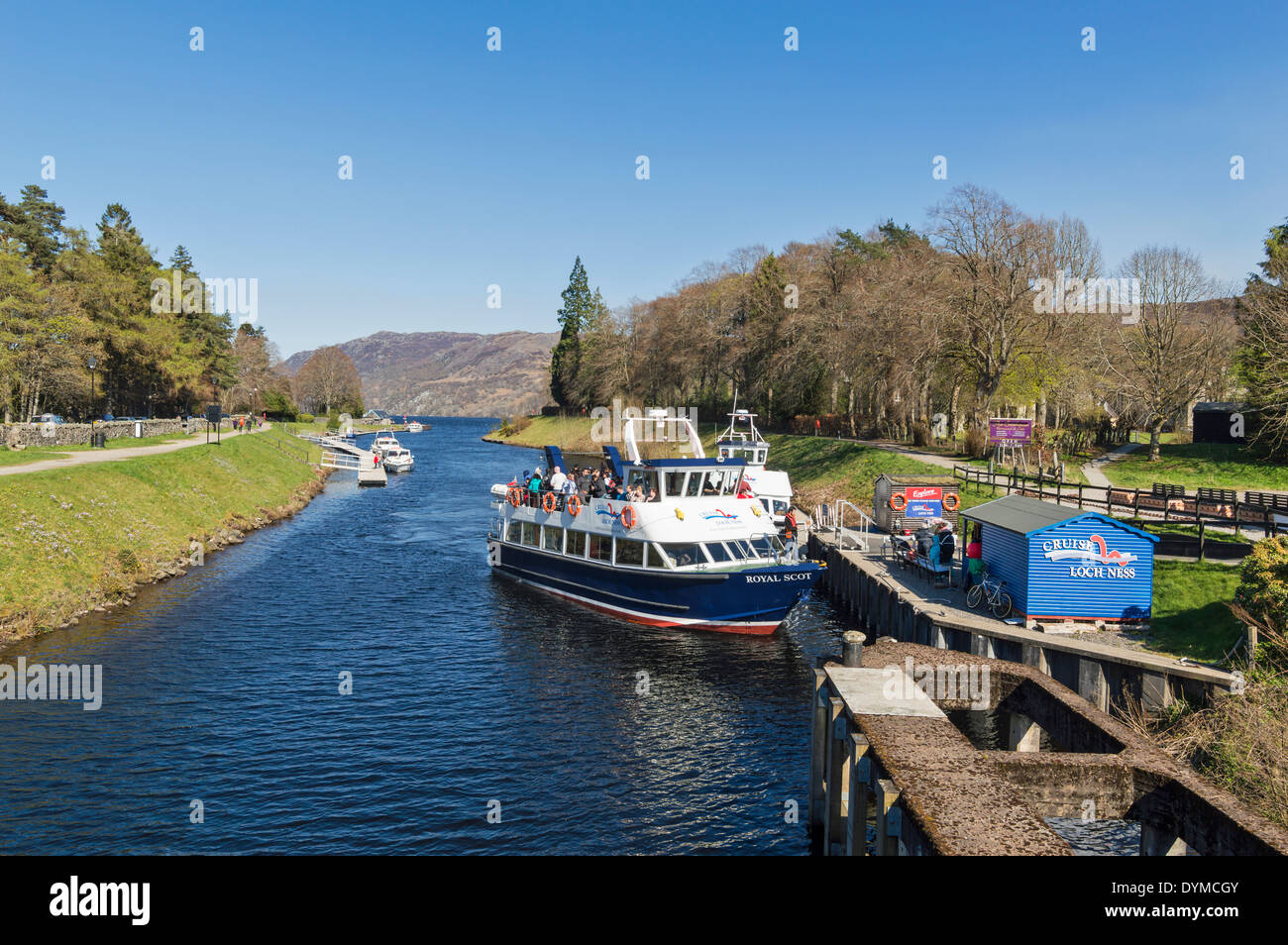 CRUISE BOAT DOCKING ON THE CALEDONIAN CANAL  AT FORT AUGUSTUS LOCH NESS TO DISEMBARK TOURISTS Stock Photo