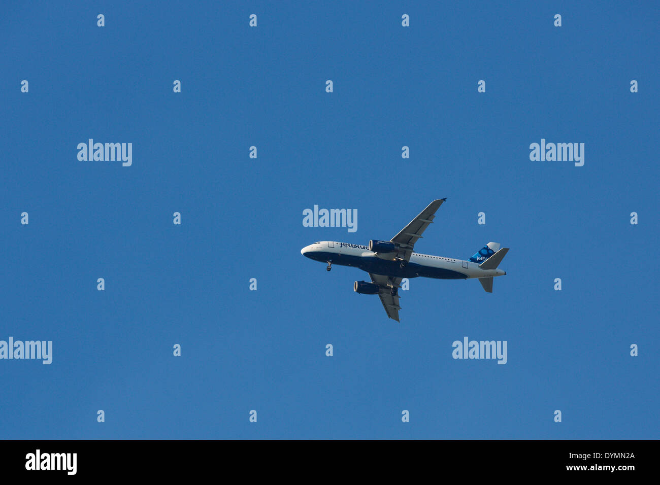 Plane flying overhead hires stock photography and images Alamy