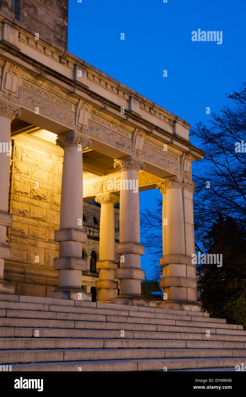 Rear steps and columns at night, British Columbia Legislature, Victoria, BC, Canada Stock Photo