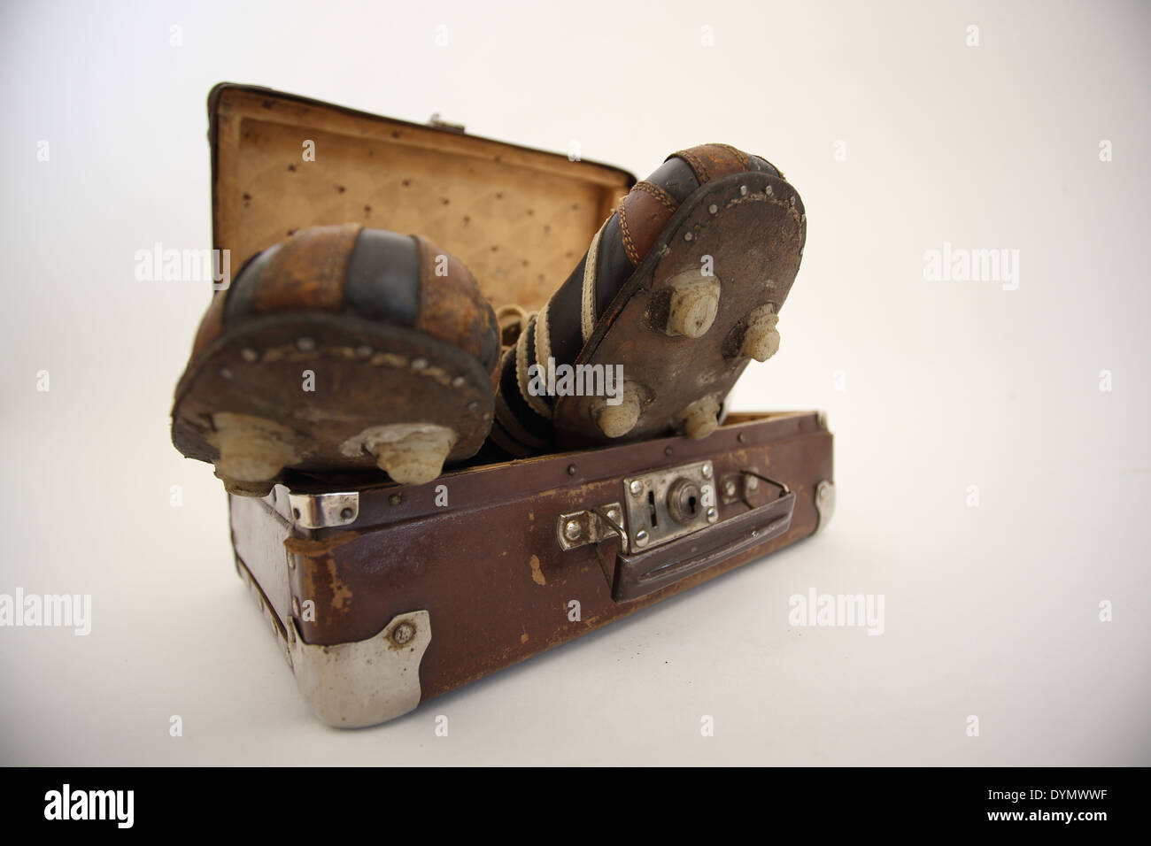GER, Deutschland, 20140308, Alte Fußballschuhe mit Fußball in einem Koffer, Stock Photo