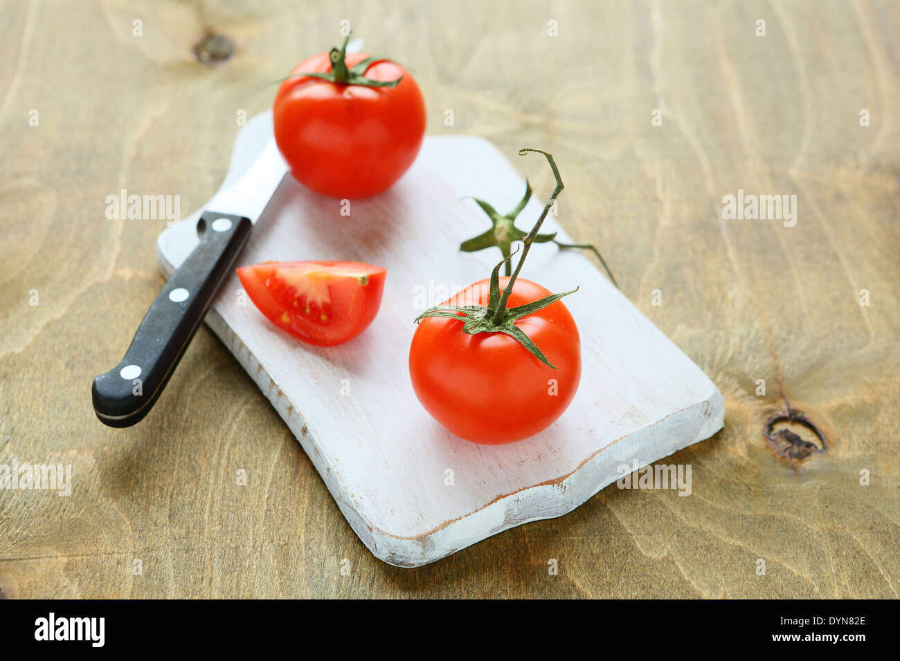 tomatoes on a chopping board, food Stock Photo - Alamy