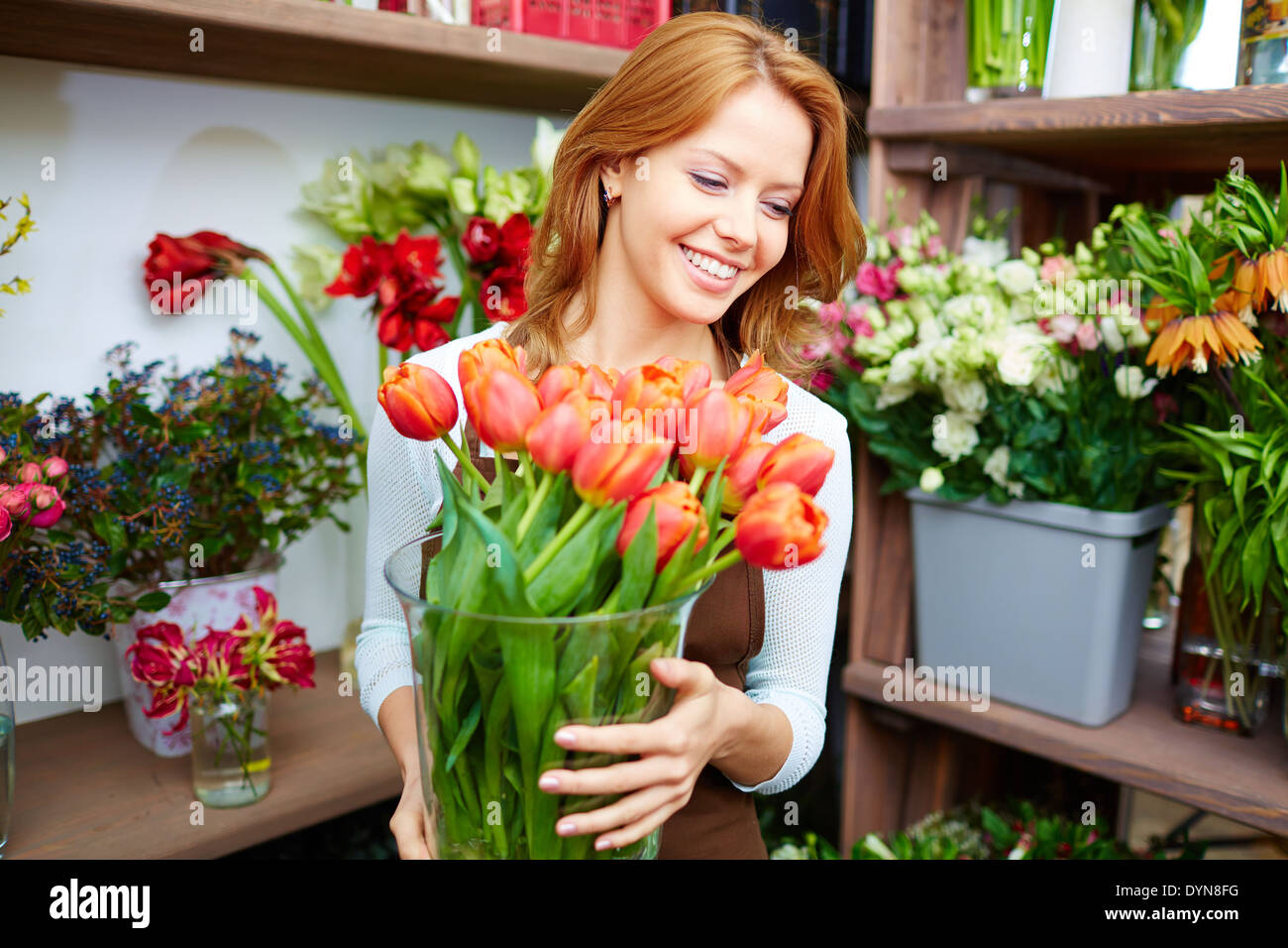 срезанные цветы в вазе. флористика для начинающих. цветочки в вазу поставила. срезка растений. девушка флорист с охапкой тюльпанов.