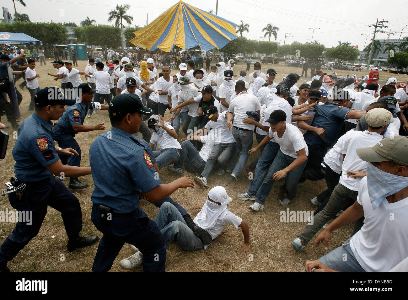 Pasay City, April 23. 28th Apr, 2014. Mock activists scuffle with policemen during the Philippine National Police Civil Disturbance Management (PNP-CDM) competition in Pasay City, the Philippines, April 23, 2014. The Philippine National Police (PNP) members prepare for the week-long protest rallies against the state visit of U.S. President Barack Obama from April 28, 2014. © Rouelle Umali/Xinhua/Alamy Live News Stock Photo