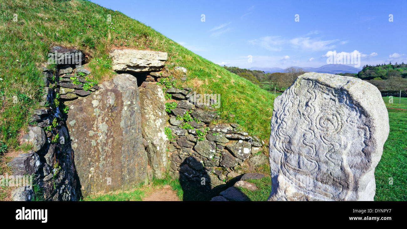 Bryn Celli Ddu Passage Grave and Snowdonia Anglesey north Wales UK Stock Photo