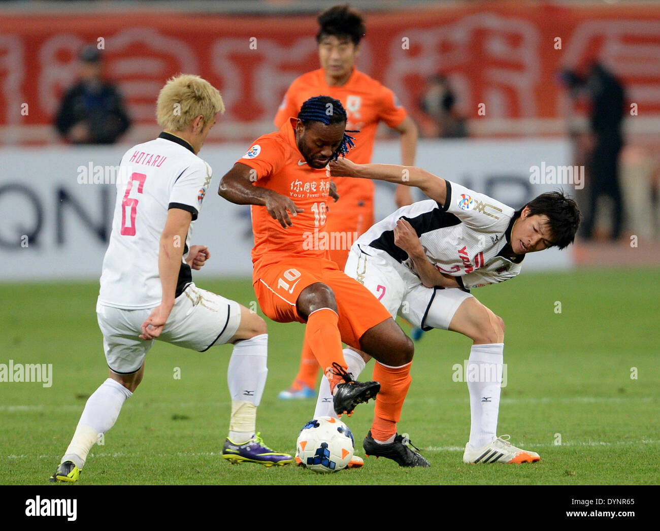 Jinan, China's Shandong Province. 23rd Apr, 2014. Vagner Love (C) of China's Shandong Luneng FC vies with Ohgihara Takahiro (R) and Yamaguchi Hotaru (L) of Japan's Cerezo Osaka during the 2014 AFC Champions League Group E match in Jinan, capital of east China's Shandong Province, April 23, 2014. Cerezo Osaka won 2-1. © Zhu Zheng/Xinhua/Alamy Live News Stock Photo