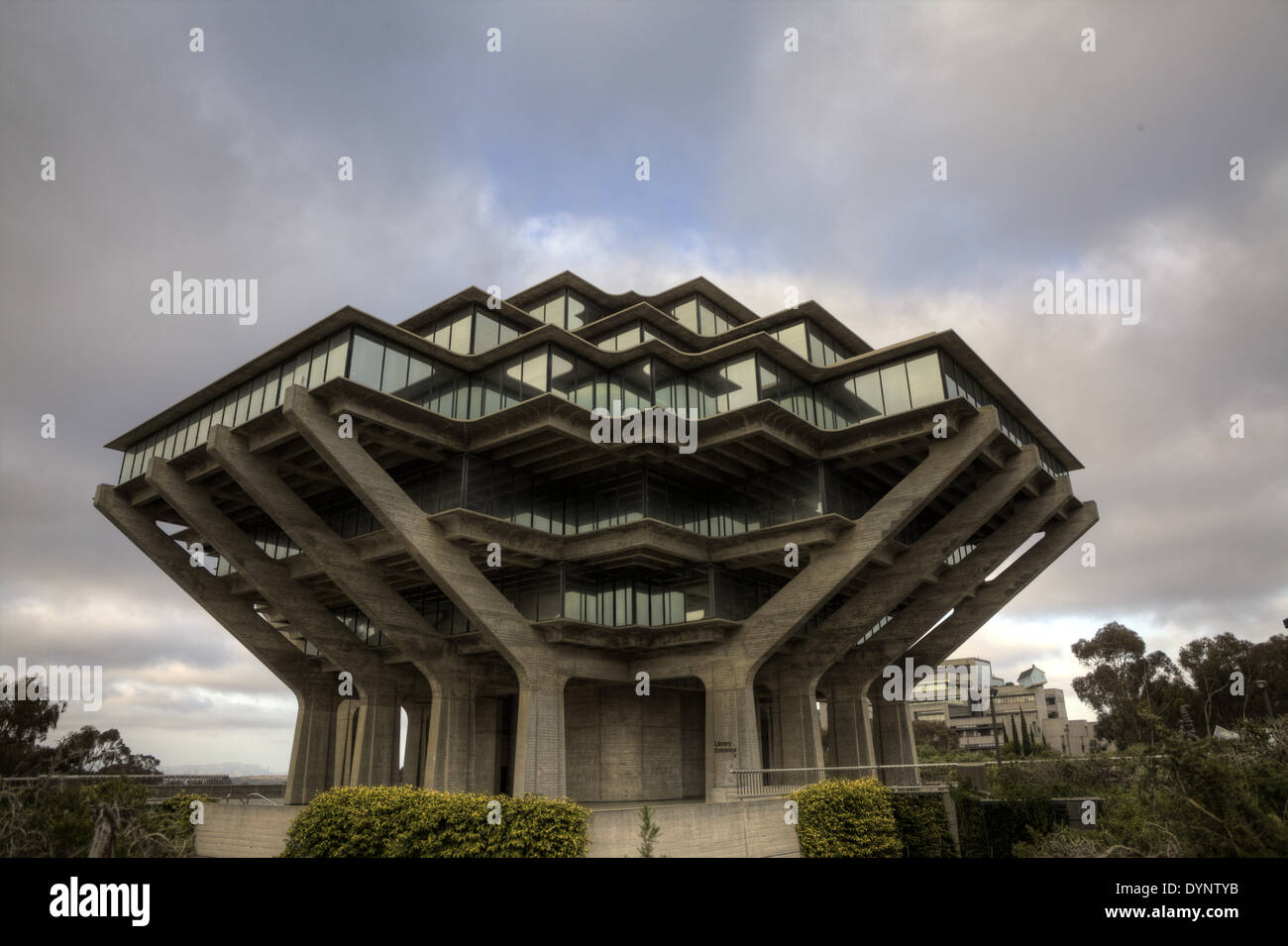 Каждое здание должно быть. Каждое здание должно быть. Вашингтон пост здание. Каждое здание должно быть. Театр в нижнем новгороде брутализм.