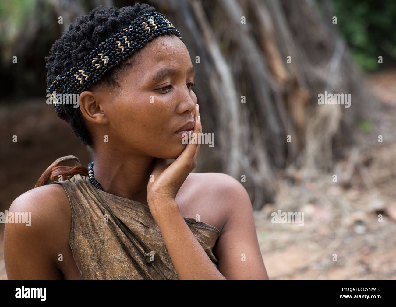 Современные бушмены. Бушмены и готтентоты. Племя бушмены, калахари. Бушмены женщины. Бушмены женщины стеатопигия.