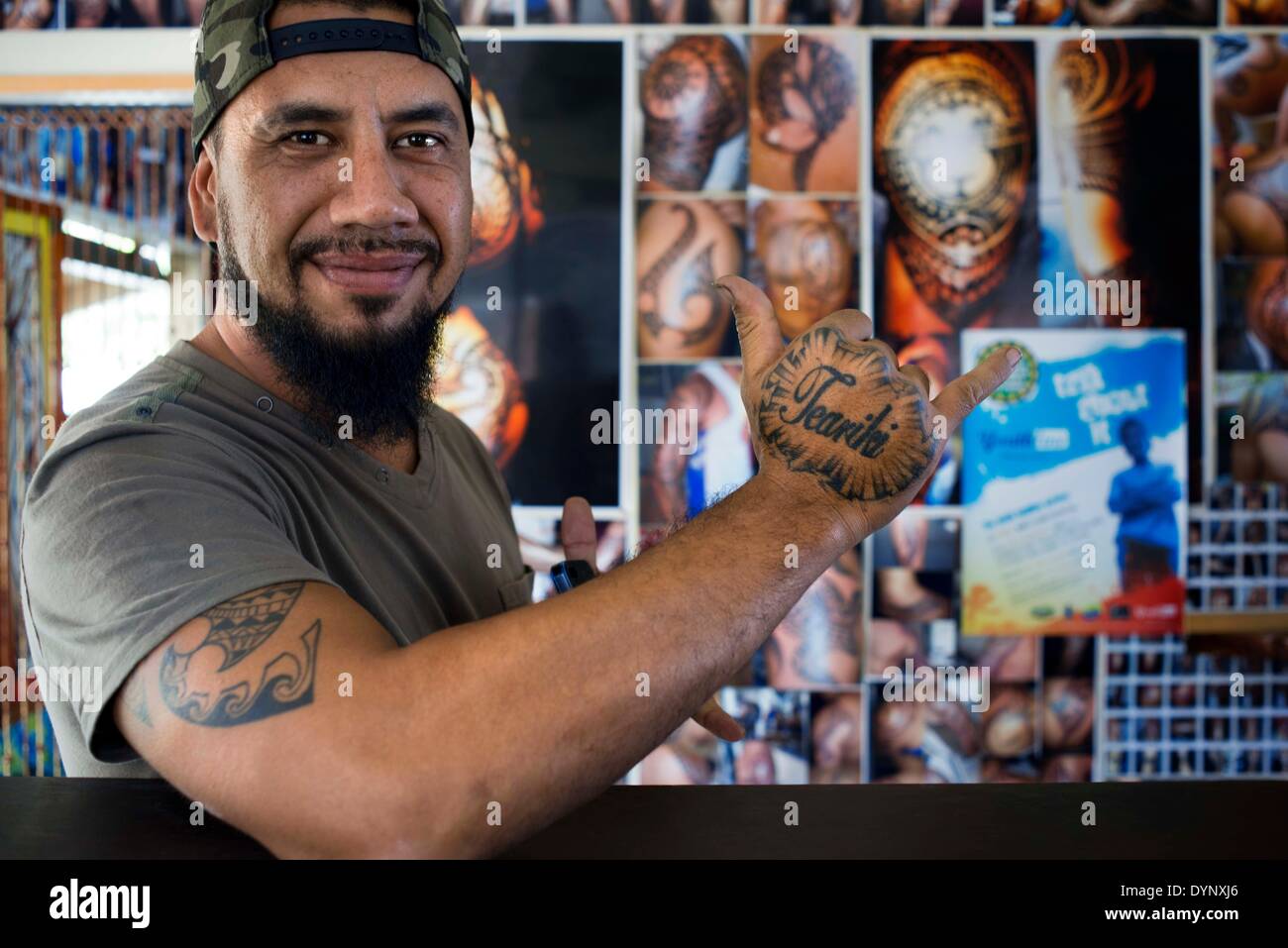 Rarotonga Island Cook Island Polynesia Tattooist One Of The Places Where We Can Get A Tattoo In The Cook Island Is In The Punanga Nui Markets Clive Nicholas Is A Talented And