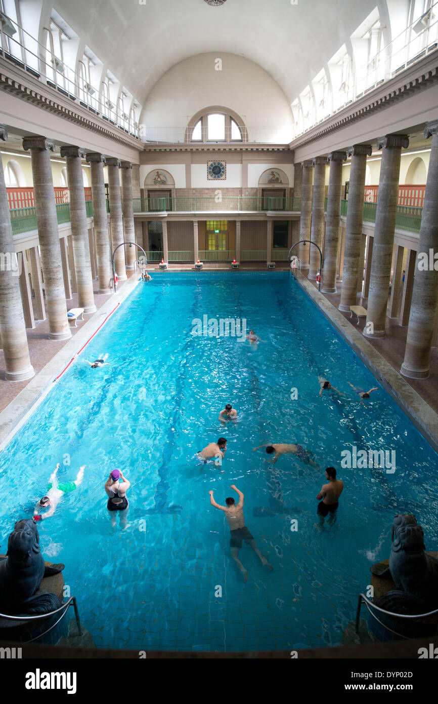 Bilder von Stadtbad Neukölln: Tauche ein in die Berliner Badekultur!