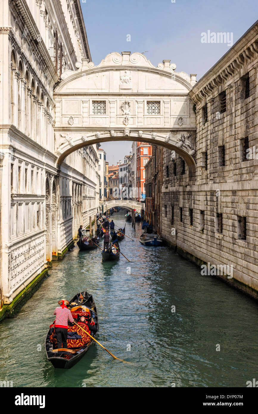gondolas-at-bridge-of-sighs-hi-res-stock-photography-and-images-alamy