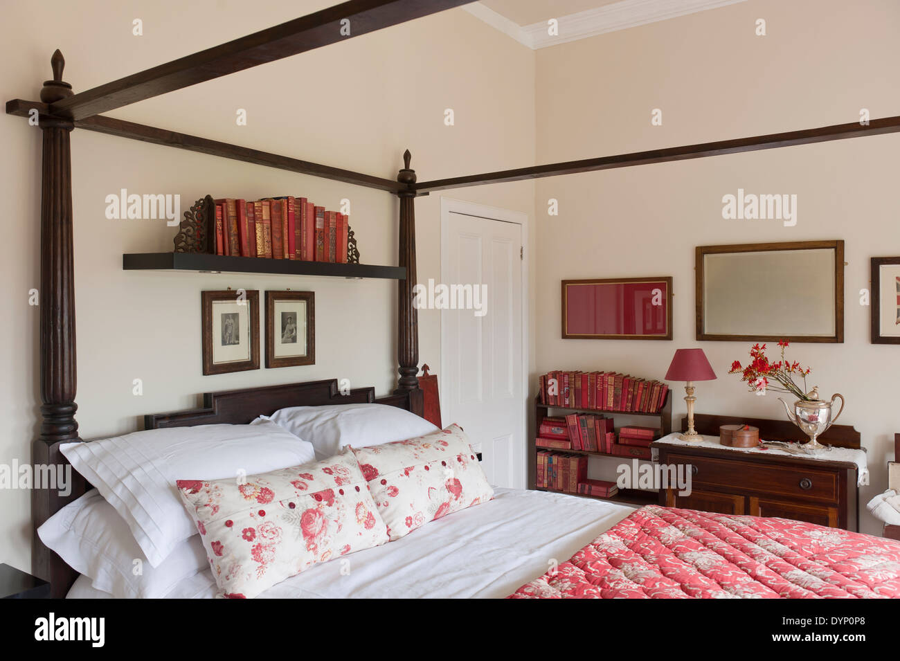 bedroom with four poster bed Stock Photo Alamy