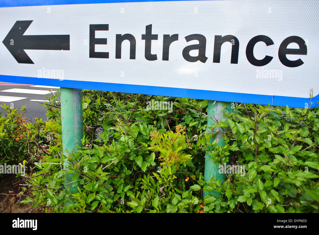 Entrance sign hi-res stock photography and images - Alamy