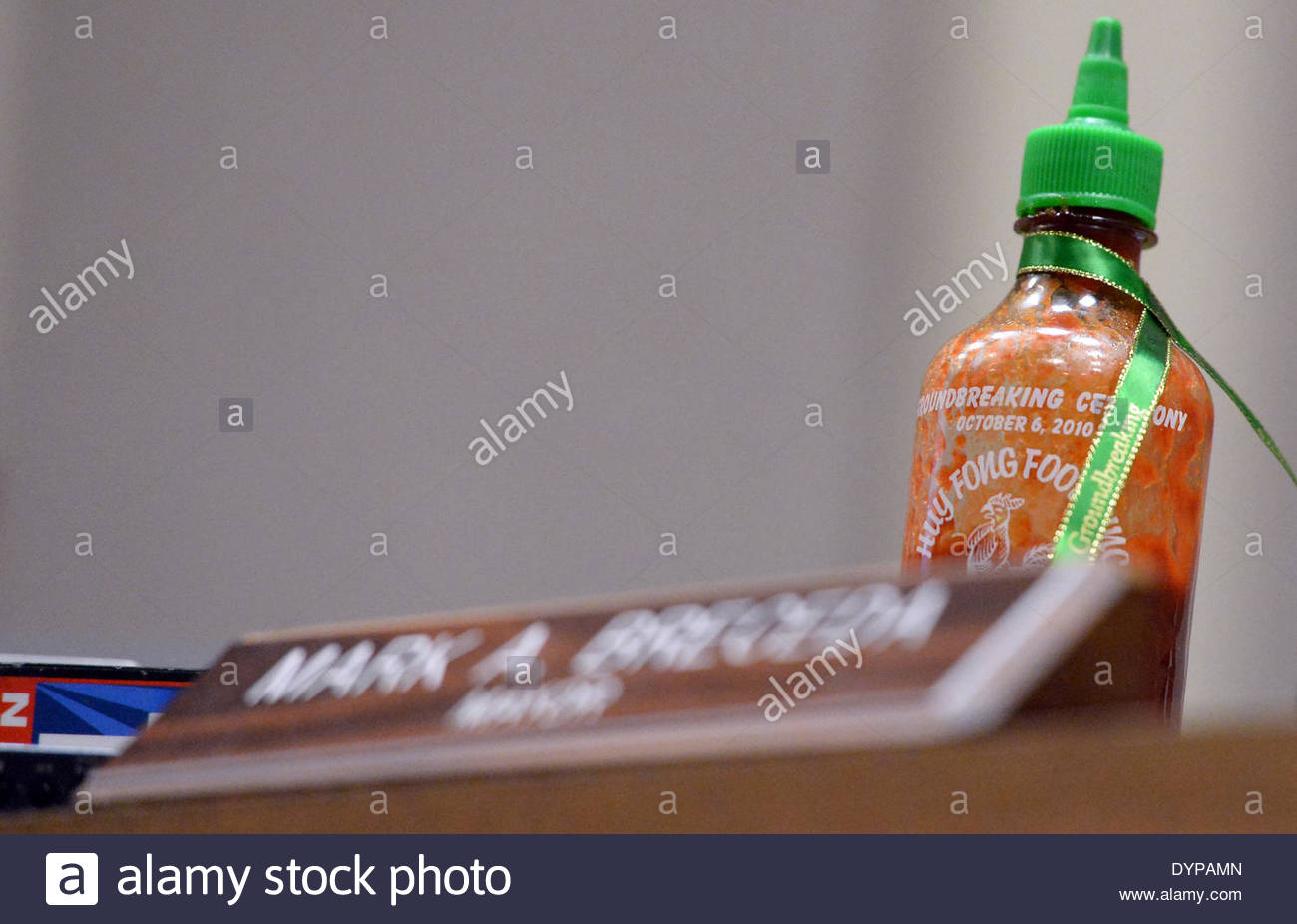 Download Sriracha Bottle High Resolution Stock Photography And Images Alamy Yellowimages Mockups