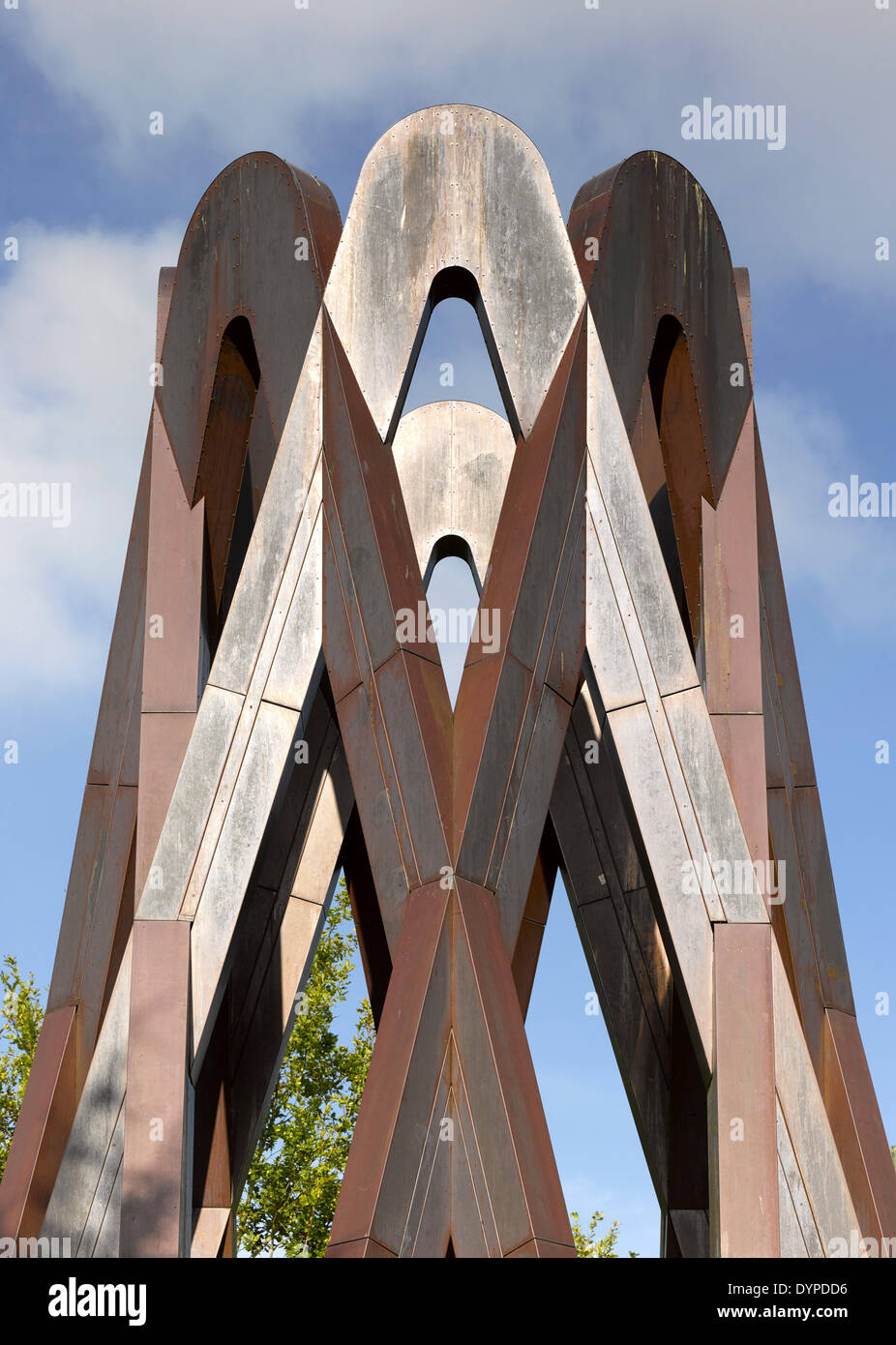 Sufi Memorial, Banbury, United Kingdom. Architect: Borheh, 2013. View of linking steel beams. Stock Photo